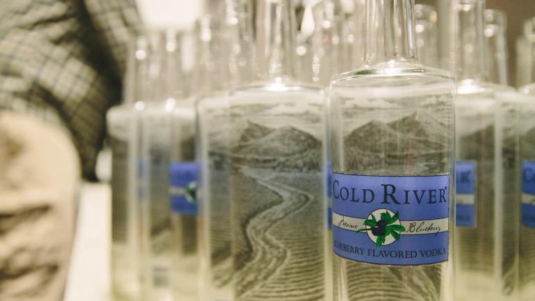 缅因州蒸馏酒厂的冷河伏特加选用同名河水、当地土豆和缅因州野生蓝莓酿制风味独特的利口酒。