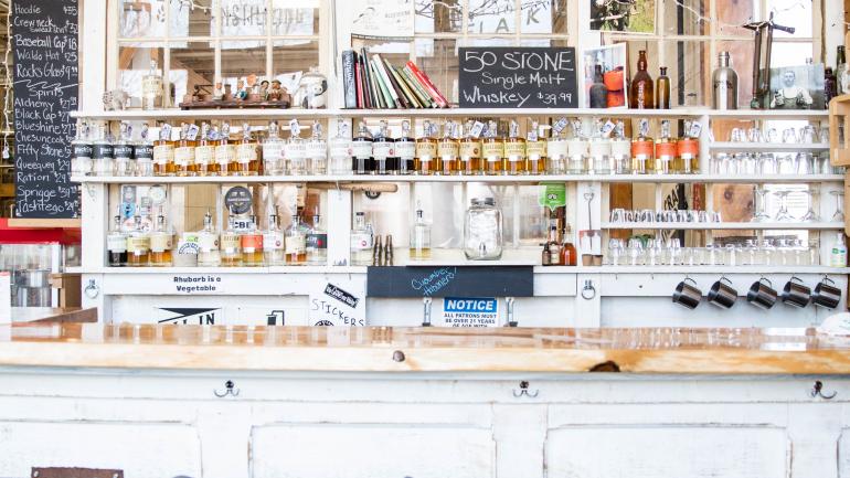 缅因州精酿蒸馏酒厂在波特兰和自由港设有品酒室，可供客人免费品尝缅因州自制烈酒，也可选购酒厂自制的鸡尾酒。