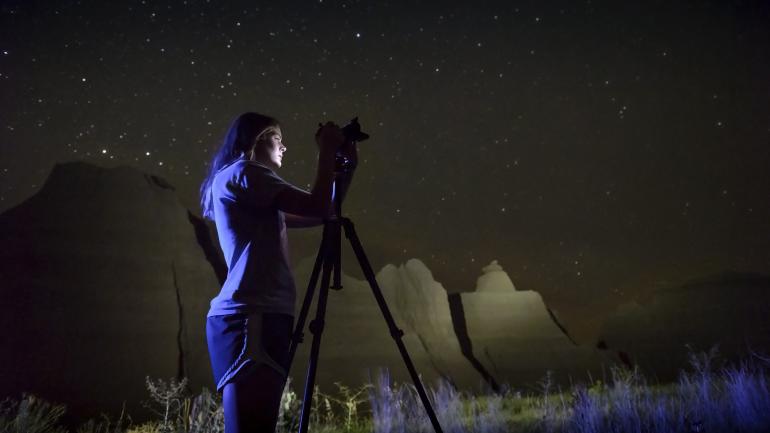 在恶土国家公园超凡景观的映衬下,观看熠熠星辉。 在恶土国家公园超凡景观的映衬下,观看熠熠星辉。