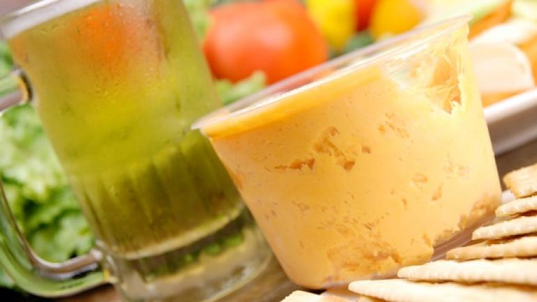 正宗的肯塔基州啤酒奶酪中包含一块切达奶酪，还有大蒜、山葵、辣椒末和干芥末，令人爱不释手。