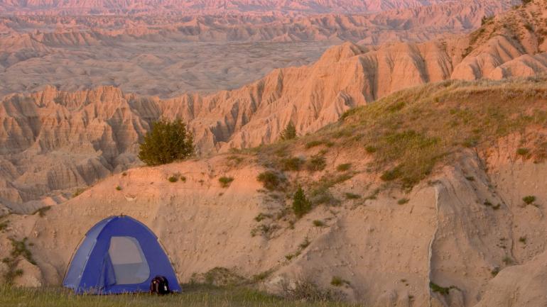 在恶土国家公园南部地区远足和露营，您可尽情领略辽阔大地的壮丽风光。