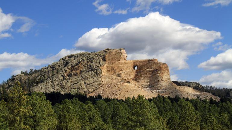 骁勇战士的面部已经浮现出来，疯马纪念雕像的雕刻工作仍将继续。