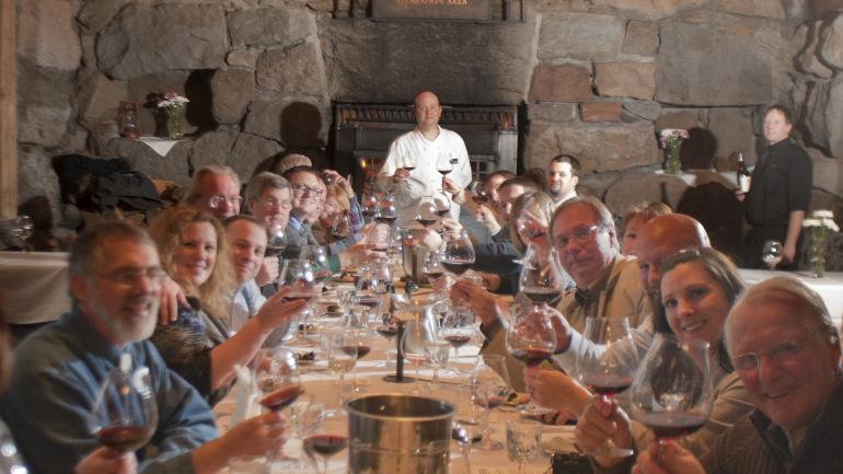 林界小屋度假村的喀斯喀特山餐厅采用古老的原木建造,坐落于胡德山上,海拔数千英尺,能够为您带来各种感官的盛宴。菜单采用当地食材为原料,其中包括多汁的越橘。 林界小屋度假村的喀斯喀特山餐厅采用古老的原木建造,坐落于胡德山上,海拔数千英尺,能够为您带来各种感官的盛宴。菜单采用当地食材为原料,其中包括多汁的越橘。