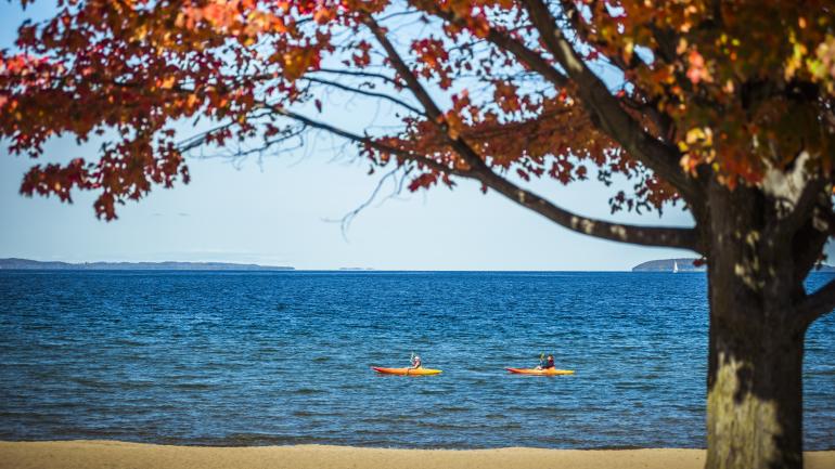 您可通过皮划艇、独木舟和浆板等等方式，尽情游览密西根湖的水域。