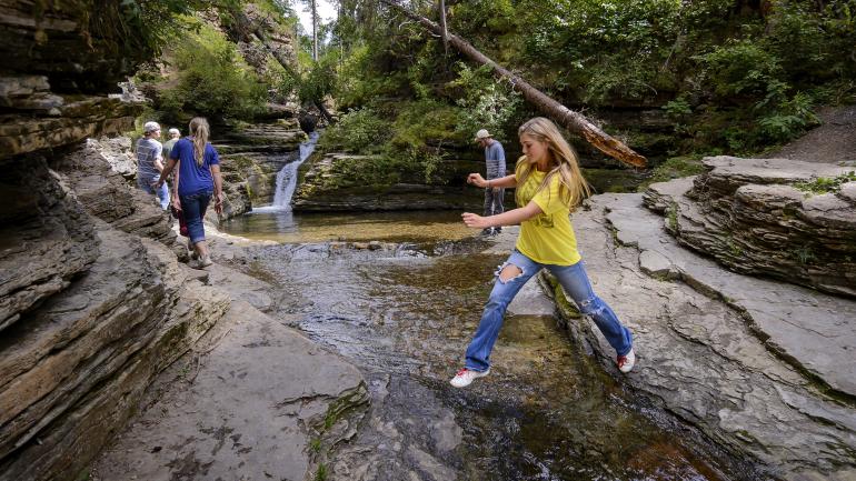 斯皮尔菲什峡谷的魔鬼浴池是颇受欢迎的徒步旅行路线，沿着阳光溪行走，可抵达清凉的游泳水潭。