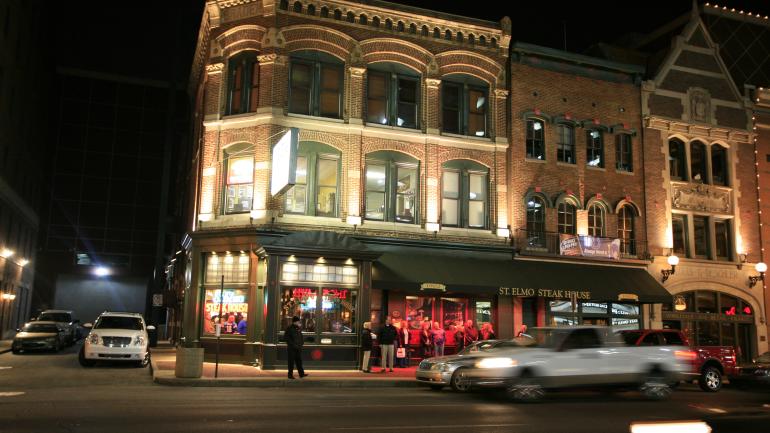 地标性建筑 St. Elmo's Steak House 牛排馆最有名的就是香辣虾鸡尾酒。 地标性建筑 St. Elmo's Steak House 牛排馆最有名的就是香辣虾鸡尾酒。