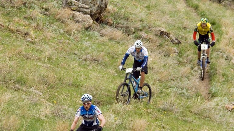 一年一度的山地自行车节吸引了许多山地自行车爱好者。 一年一度的山地自行车节吸引了许多山地自行车爱好者。