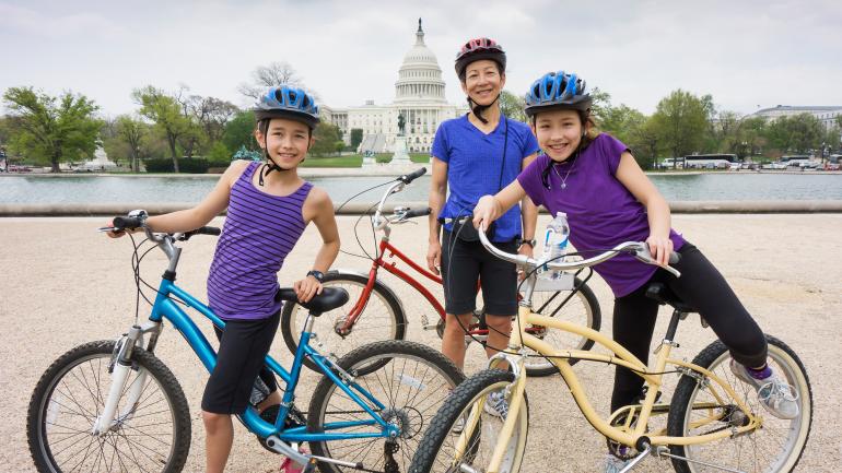 在华盛顿哥伦比亚特区国会大厦倒影池前骑行 在华盛顿哥伦比亚特区国会大厦倒影池前骑行