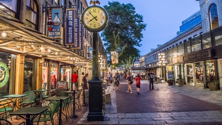 穿过马萨诸塞州波士顿的昆西市场 穿过马萨诸塞州波士顿的昆西市场