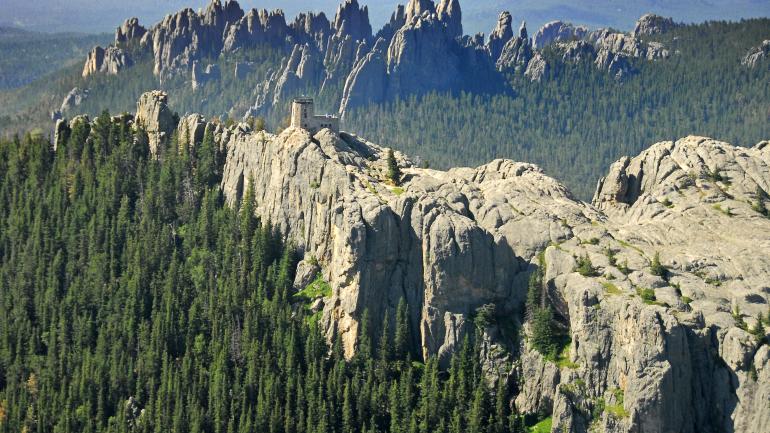 登上黑麋峰，即可在黑山山脉的最高点俯瞰绝美景致。
