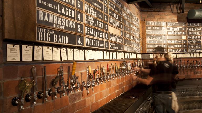 休斯敦 The Hay Merchant 餐厅非常重视啤酒，您可以在这里的 80 种散装啤酒中找到自己喜欢的口味