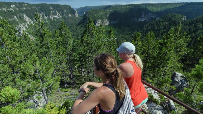 行走在 76 号小径，您可饱览斯皮尔菲什峡谷的壮美景观。