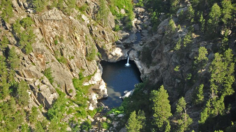 两条路线可供选择，一条较为轻松，一条颇具挑战，无论选择哪条路线，徒步旅行者均可抵达嬉皮洞，在清爽的水中嬉戏玩耍。
