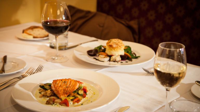 厨师与农民合作,确保每一道菜都是艺术精品 厨师与农民合作,确保每一道菜都是艺术精品