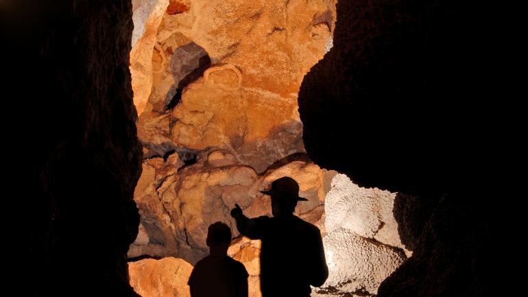 由导游带领的观光游定会让您深刻感受到蜿蜒的宝石洞国家纪念区的无限魅力。