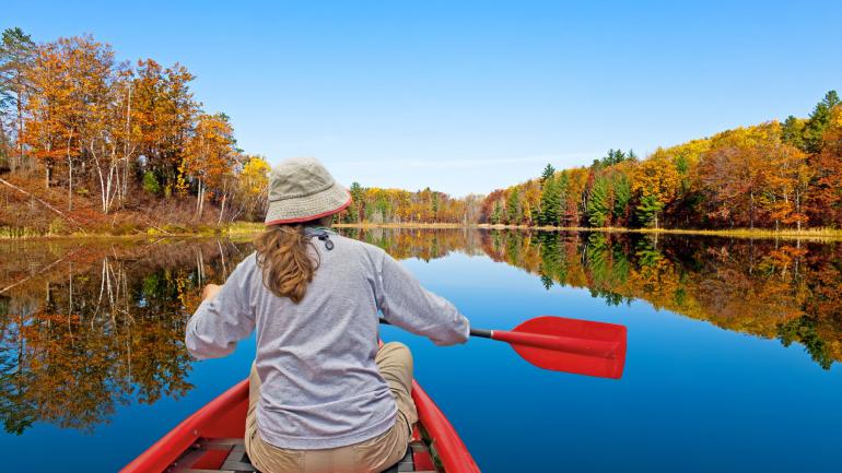 在密西根州的夏厄沃西国家野生动物保护区来一场洗涤心灵的游船之旅,探索这里的野生动物、自然植被和其他风景。 在密西根州的夏厄沃西国家野生动物保护区来一场洗涤心灵的游船之旅,探索这里的野生动物、自然植被和其他风景。