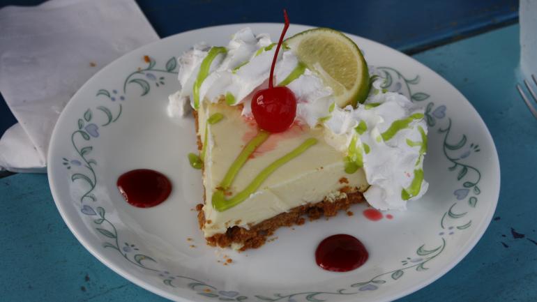 正宗的酸橙派有浓郁的奶油味，馅料是淡黄色的，正巧反映出了同名食材的颜色