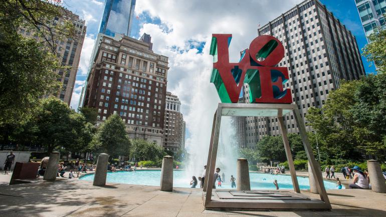 宾夕法尼亚州费城的 LOVE 雕塑和公园 宾夕法尼亚州费城的 LOVE 雕塑和公园