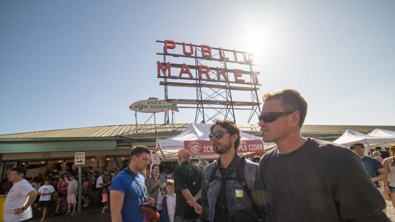 华盛顿州西雅图市中心派克市场商店外的迷人景象 华盛顿州西雅图市中心派克市场商店外的迷人景象