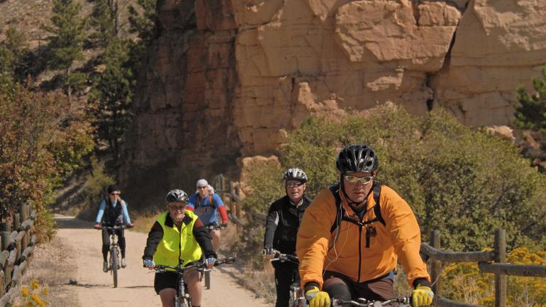 在长约 175 公里的米克尔森小径上体验各种地形地貌，穿越不同的海拔高度。