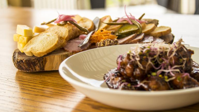 在巴吞鲁日的餐厅如 City Pork，尽享新鲜的海鲜美食和家庭制作的猪肉熟食等当地美味佳肴。