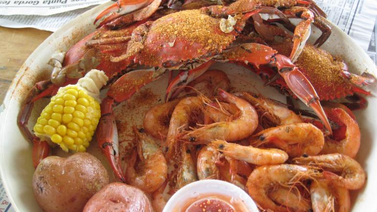 饱满香甜的海湾虾搭配鲜嫩多汁的石蟹,成就绝佳美味。 饱满香甜的海湾虾搭配鲜嫩多汁的石蟹,成就绝佳美味。