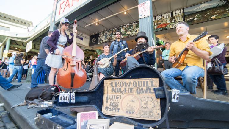 华盛顿州西雅图市中心派克市场外的街头艺人 华盛顿州西雅图市中心派克市场外的街头艺人