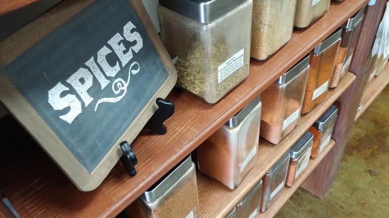 在繁华热闹的餐饮场所，尽享新鲜烹制的美味佳肴，还可带些凯金和克里奥尔混合辛香料回去当做纪念品。