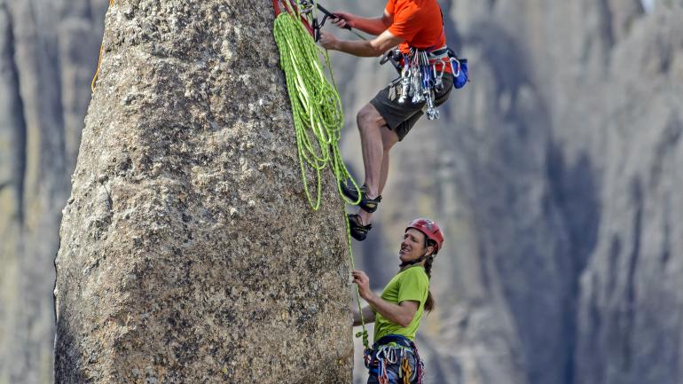 在卡斯特州立公园的针山区攀登花岗岩峭壁,绝对是攀岩者人生清单中的一项挑战。 在卡斯特州立公园的针山区攀登花岗岩峭壁,绝对是攀岩者人生清单中的一项挑战。