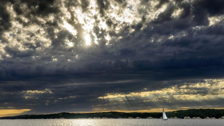 几乎从不停歇的风助您在扬克顿市附近的刘易斯与克拉克湖上大展身手,扬帆起航。 几乎从不停歇的风助您在扬克顿市附近的刘易斯与克拉克湖上大展身手,扬帆起航。