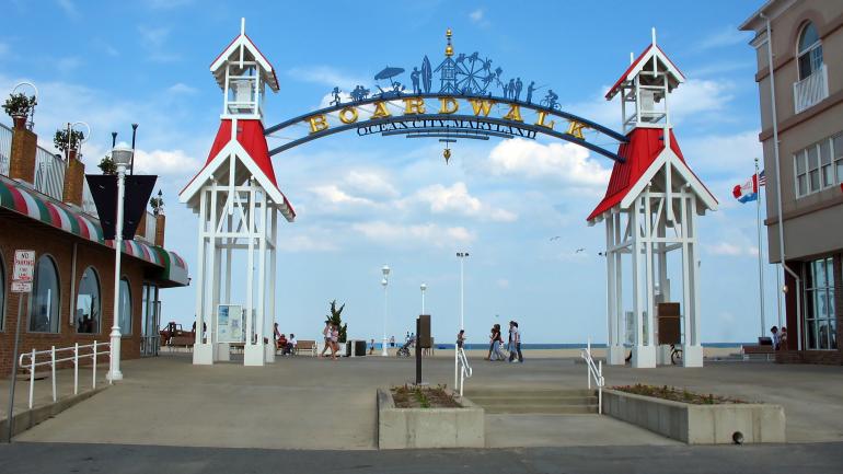 马里兰州大洋城的木板路拱门 马里兰州大洋城的木板路拱门