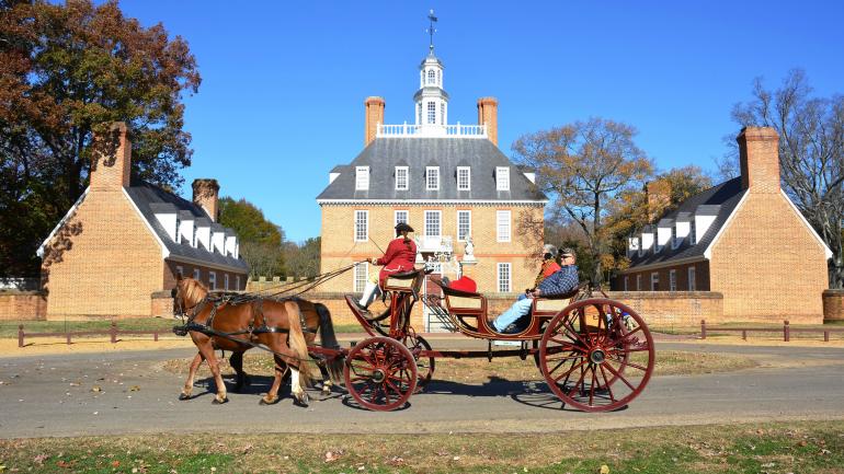 弗吉尼亚州威廉斯堡总督府的马车 弗吉尼亚州威廉斯堡总督府的马车