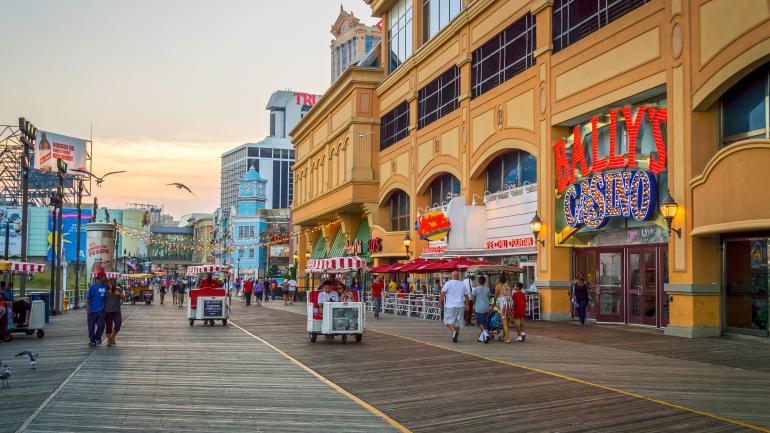 漫步于新泽西州大西洋城的木板路 漫步于新泽西州大西洋城的木板路