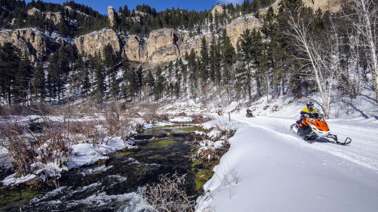 拉夫洛克瀑布附近的斯皮尔菲什峡谷拥有大雪铺盖的道路和小径,备受摩托雪橇爱好者们的青睐。 拉夫洛克瀑布附近的斯皮尔菲什峡谷拥有大雪铺盖的道路和小径,备受摩托雪橇爱好者们的青睐。