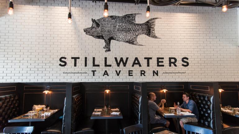 当地农民和渔民的硕果成就了 Stillwaters Tavern 的美食菜单。