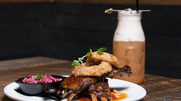 为展示南部菜肴的美观工艺，The Mill 餐厅将自制食材和当地时令佳肴完美结合。