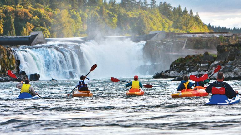 划皮划艇探索威拉米特大瀑布的美丽风景,感受这里的惊险刺激,然后在餐厅和酒吧好好休息放松一下。 划皮划艇探索威拉米特大瀑布的美丽风景,感受这里的惊险刺激,然后在餐厅和酒吧好好休息放松一下。