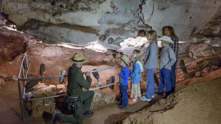 黑山山脉南部的风洞国家公园是世界上最长的洞穴之一。