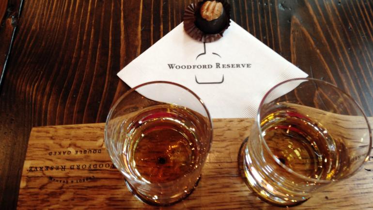 在肯塔基州凡尔赛伍德福德珍藏酿酒厂小酌