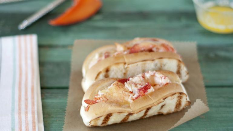 著名的缅因州龙虾卷:首先将热好的面包切开,涂抹黄油,烘烤片刻,然后裹上凉的新鲜龙虾块或龙虾沙拉。 著名的缅因州龙虾卷:首先将热好的面包切开,涂抹黄油,烘烤片刻,然后裹上凉的新鲜龙虾块或龙虾沙拉。