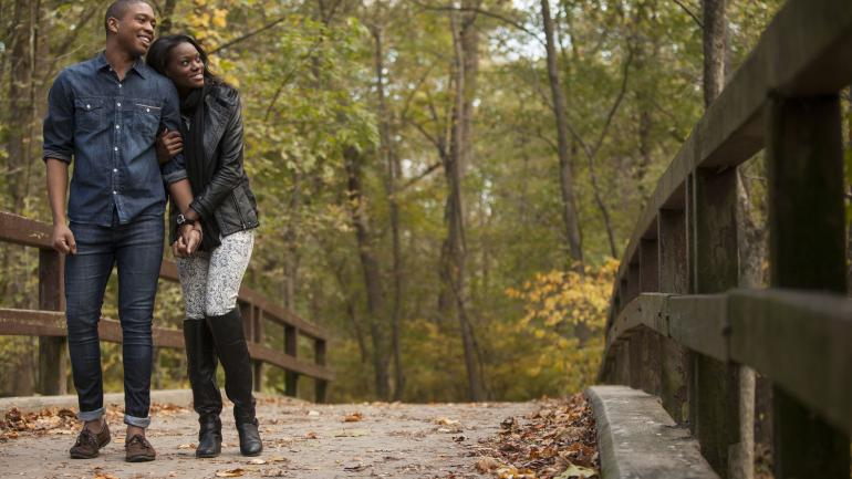 游览华盛顿哥伦比亚特区中心的户外绿洲岩溪公园，探索这里的小径和森林