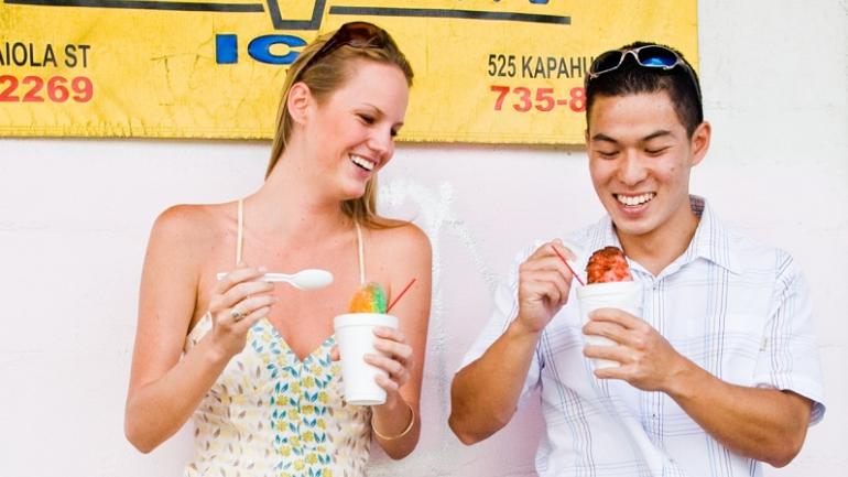 走进檀香山的 Waiola Shave Ice 冰店，从成百上千种富有创意口味众多的爽口刨冰中选择一款，清凉一下。