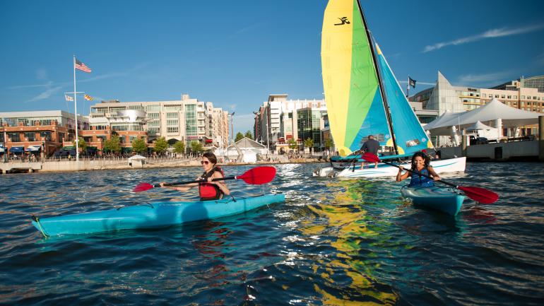 驾驶帆船或划皮划艇游览国家海港，欣赏华盛顿哥伦比亚特区的水上风光