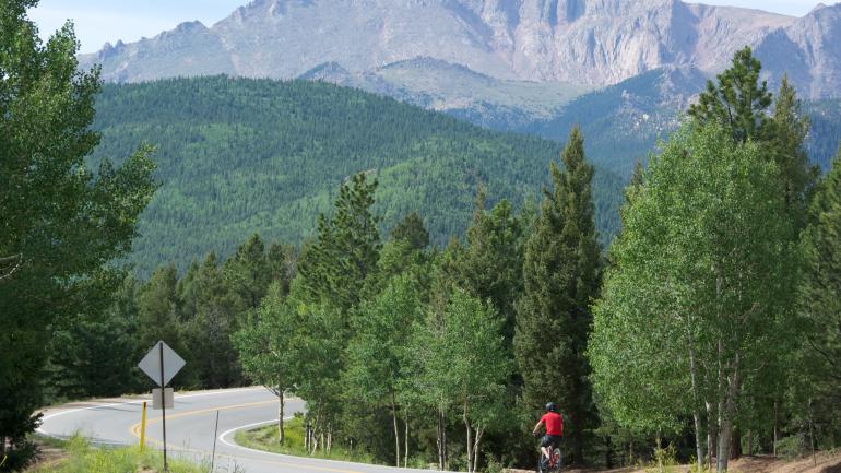 游客可沿派克峰公路允许驾车或骑行到达这座传奇山峰。 游客可沿派克峰公路允许驾车或骑行到达这座传奇山峰。