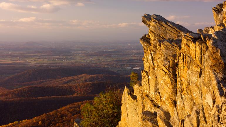 徒步穿越弗吉尼亚州驼背岩并不轻松，但却惊喜连连，可以鸟瞰周围群山和森林的全部美景。