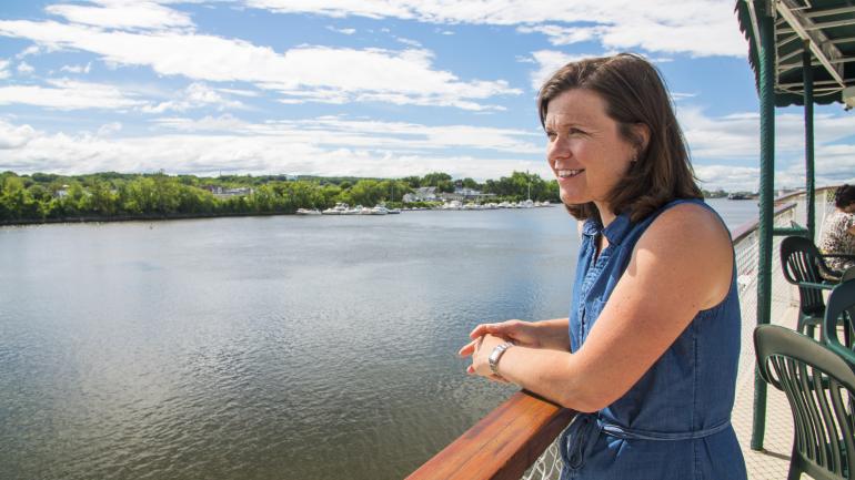 在纽约州奥尔巴尼乘坐 Dutch Apple Cruises 游轮 在纽约州奥尔巴尼乘坐 Dutch Apple Cruises 游轮