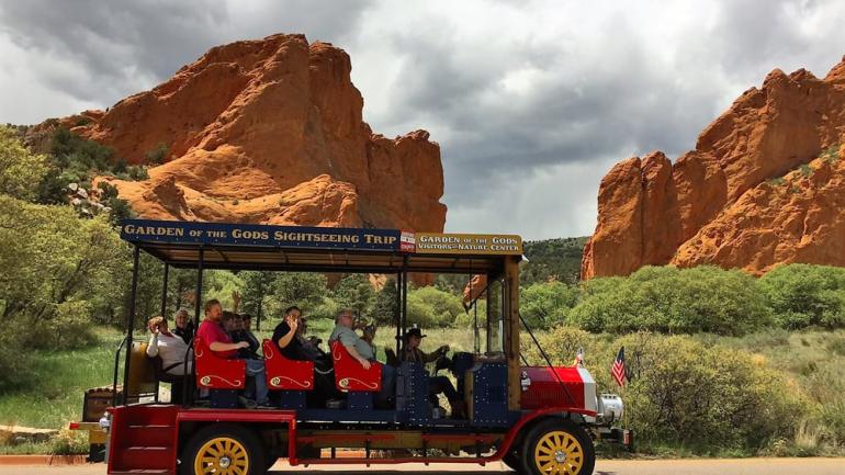 登上这辆复古电车,像 100 多年前的游客那样探索众神花园。 登上这辆复古电车,像 100 多年前的游客那样探索众神花园。