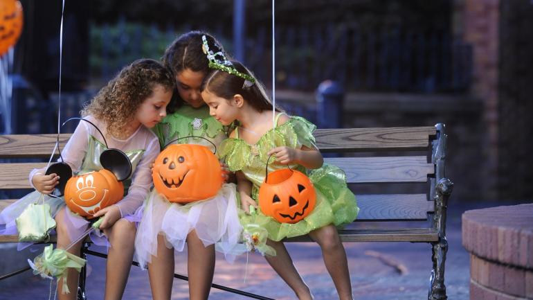 万圣节这一天,各地的儿童都可以尽享免费的糖果。 万圣节这一天,各地的儿童都可以尽享免费的糖果。