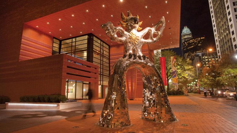 北卡罗来纳州夏洛特贝希特勒博物馆外的火鸟雕塑