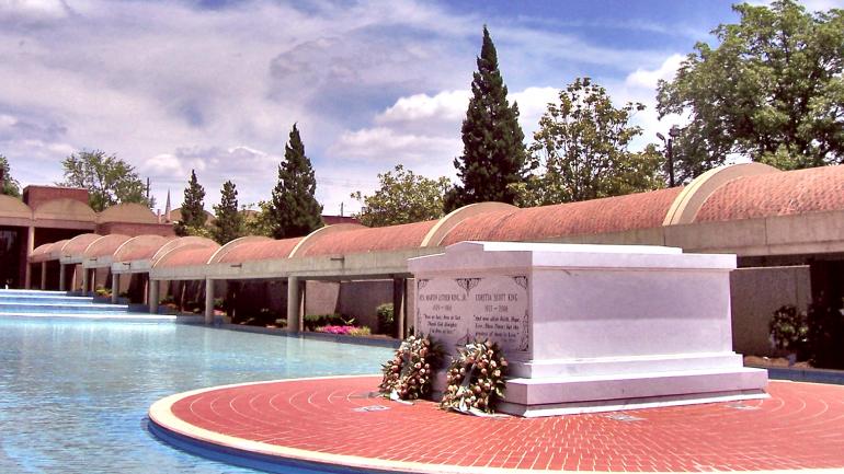 马丁·路德·金和他的夫人科丽塔·斯科特·金位于佐治亚州亚特兰大的墓地